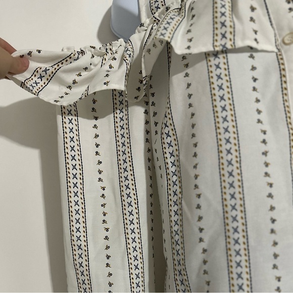 Blu Pepper Women’s Simple Floral Blouse! 
Size Medium! - Picture 5 of 5